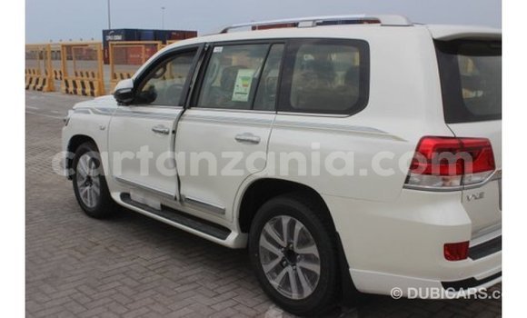 Nunua Imported Toyota Land Cruiser Nyeupe Gari ndani ya Import - Dubai nchini Arusha Nunua Imported Toyota Land Cruiser Nyeupe Gari ndani ya Import - Dubai nchini Arusha