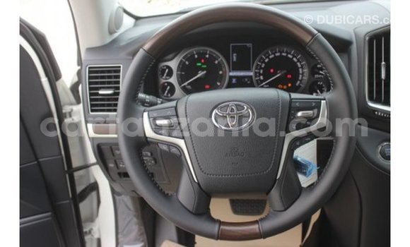 Nunua Imported Toyota Land Cruiser Nyeupe Gari ndani ya Import - Dubai nchini Arusha Nunua Imported Toyota Land Cruiser Nyeupe Gari ndani ya Import - Dubai nchini Arusha