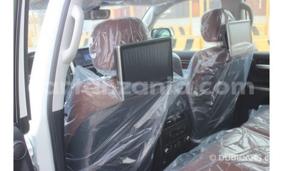 Nunua Imported Toyota Land Cruiser Nyeupe Gari ndani ya Import - Dubai nchini Arusha Nunua Imported Toyota Land Cruiser Nyeupe Gari ndani ya Import - Dubai nchini Arusha