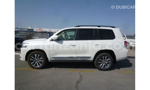 Nunua Imported Toyota Land Cruiser Nyeupe Gari ndani ya Import - Dubai nchini Arusha Nunua Imported Toyota Land Cruiser Nyeupe Gari ndani ya Import - Dubai nchini Arusha