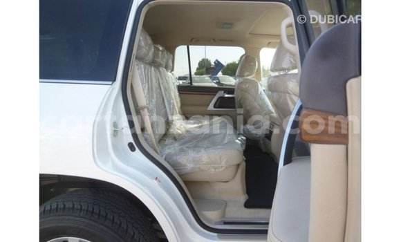 Nunua Imported Toyota Land Cruiser Nyeupe Gari ndani ya Import - Dubai nchini Arusha Nunua Imported Toyota Land Cruiser Nyeupe Gari ndani ya Import - Dubai nchini Arusha