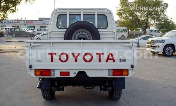 Nunua Imported Toyota Land Cruiser Nyeupe Gari ndani ya Import - Dubai nchini Arusha Nunua Imported Toyota Land Cruiser Nyeupe Gari ndani ya Import - Dubai nchini Arusha