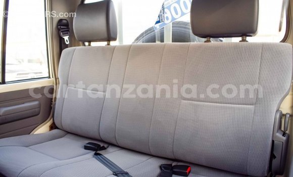 Nunua Imported Toyota Land Cruiser Nyeupe Gari ndani ya Import - Dubai nchini Arusha Nunua Imported Toyota Land Cruiser Nyeupe Gari ndani ya Import - Dubai nchini Arusha