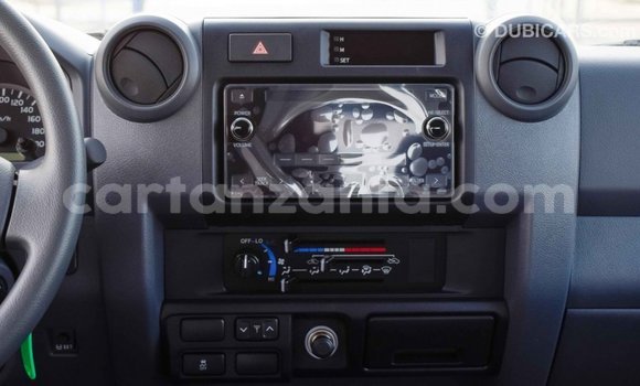 Nunua Imported Toyota Land Cruiser Nyeupe Gari ndani ya Import - Dubai nchini Arusha Nunua Imported Toyota Land Cruiser Nyeupe Gari ndani ya Import - Dubai nchini Arusha