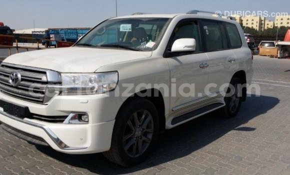 Nunua Imported Toyota Land Cruiser Nyeupe Gari ndani ya Import - Dubai nchini Arusha Nunua Imported Toyota Land Cruiser Nyeupe Gari ndani ya Import - Dubai nchini Arusha