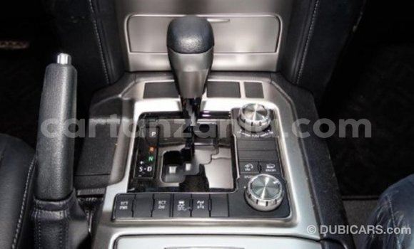 Nunua Imported Toyota Land Cruiser Nyeupe Gari ndani ya Import - Dubai nchini Arusha Nunua Imported Toyota Land Cruiser Nyeupe Gari ndani ya Import - Dubai nchini Arusha