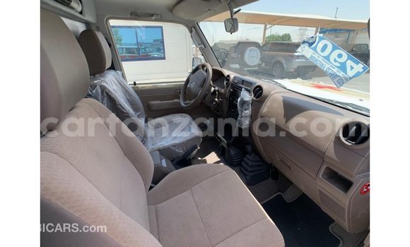 Nunua Imported Toyota Land Cruiser Beige Gari ndani ya Import - Dubai nchini Arusha Nunua Imported Toyota Land Cruiser Beige Gari ndani ya Import - Dubai nchini Arusha