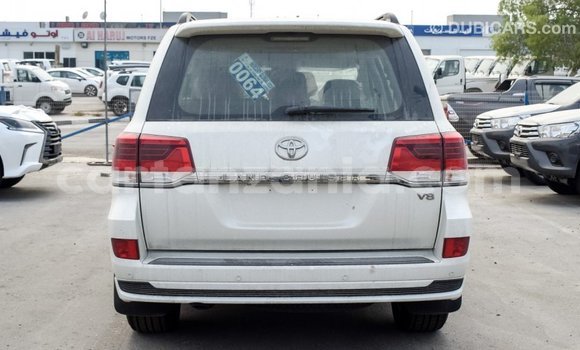 Nunua Imported Toyota Land Cruiser Nyeupe Gari ndani ya Import - Dubai nchini Arusha Nunua Imported Toyota Land Cruiser Nyeupe Gari ndani ya Import - Dubai nchini Arusha