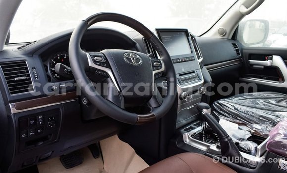 Nunua Imported Toyota Land Cruiser Nyeupe Gari ndani ya Import - Dubai nchini Arusha Nunua Imported Toyota Land Cruiser Nyeupe Gari ndani ya Import - Dubai nchini Arusha