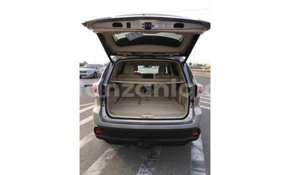 Nunua Imported Toyota Highlander Beige Gari ndani ya Import - Dubai nchini Arusha Nunua Imported Toyota Highlander Beige Gari ndani ya Import - Dubai nchini Arusha