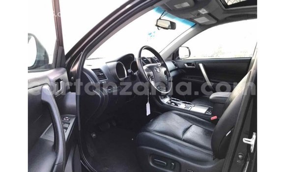 Nunua Imported Toyota Highlander Nyeusi Gari ndani ya Import - Dubai nchini Arusha Nunua Imported Toyota Highlander Nyeusi Gari ndani ya Import - Dubai nchini Arusha