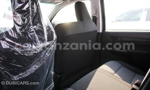 Nunua Imported Toyota Hilux Nyeusi Gari ndani ya Import - Dubai nchini Arusha Nunua Imported Toyota Hilux Nyeusi Gari ndani ya Import - Dubai nchini Arusha