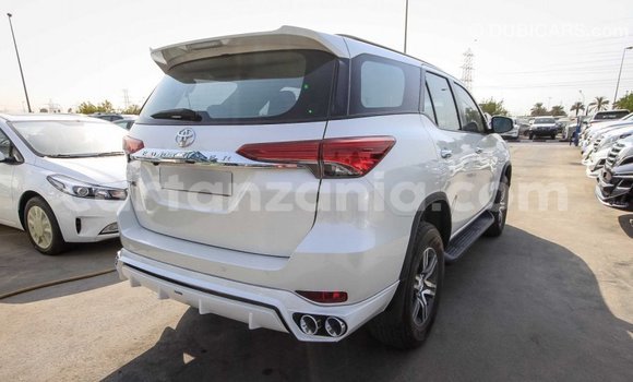 Nunua Imported Toyota Fortuner Nyeupe Gari ndani ya Import - Dubai nchini Arusha Nunua Imported Toyota Fortuner Nyeupe Gari ndani ya Import - Dubai nchini Arusha