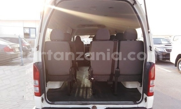 Nunua Imported Toyota Hiace Nyeupe Gari ndani ya Dar es Salaam nchini Dar es Salaam Nunua Imported Toyota Hiace Nyeupe Gari ndani ya Dar es Salaam nchini Dar es Salaam
