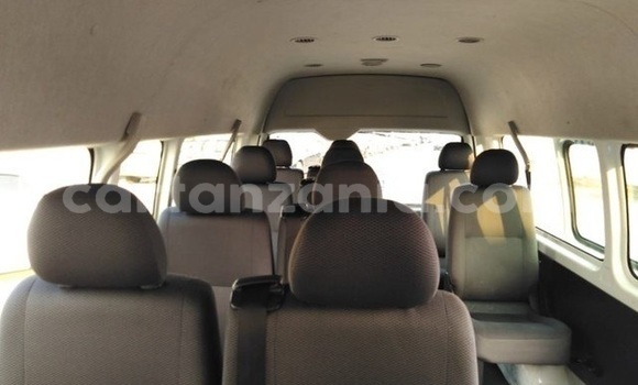 Nunua Imported Toyota Hiace Nyeupe Gari ndani ya Dar es Salaam nchini Dar es Salaam Nunua Imported Toyota Hiace Nyeupe Gari ndani ya Dar es Salaam nchini Dar es Salaam