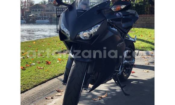 Nunua Ilio tumika Honda CBR 1000 RR Nyeusi Bike ndani ya Dar es Salaam nchini Dar es Salaam Nunua Ilio tumika Honda CBR 1000 RR Nyeusi Bike ndani ya Dar es Salaam nchini Dar es Salaam