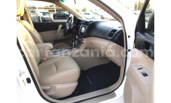Nunua Imported Toyota Highlander Nyeupe Gari ndani ya Import - Dubai nchini Arusha Nunua Imported Toyota Highlander Nyeupe Gari ndani ya Import - Dubai nchini Arusha
