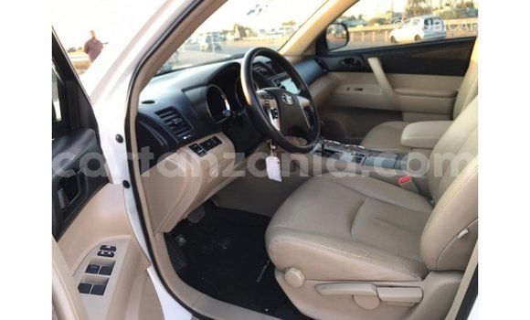Nunua Imported Toyota Highlander Nyeupe Gari ndani ya Import - Dubai nchini Arusha Nunua Imported Toyota Highlander Nyeupe Gari ndani ya Import - Dubai nchini Arusha