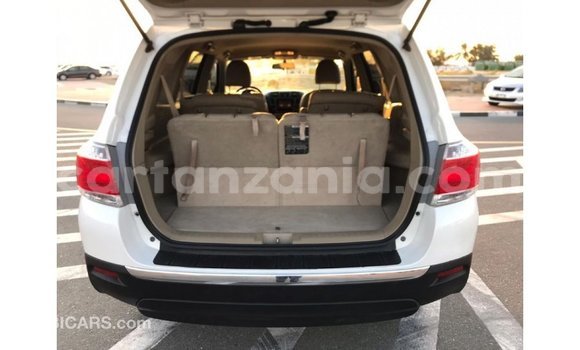 Nunua Imported Toyota Highlander Nyeupe Gari ndani ya Import - Dubai nchini Arusha Nunua Imported Toyota Highlander Nyeupe Gari ndani ya Import - Dubai nchini Arusha