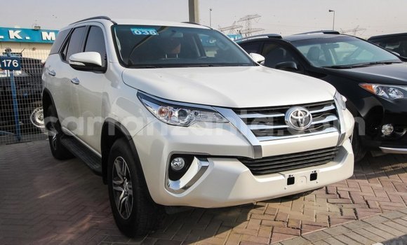 Nunua Imported Toyota Fortuner Nyeupe Gari ndani ya Import - Dubai nchini Arusha Nunua Imported Toyota Fortuner Nyeupe Gari ndani ya Import - Dubai nchini Arusha