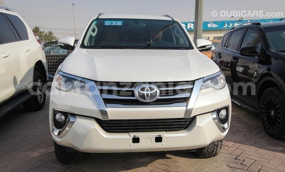 Nunua Imported Toyota Fortuner Nyeupe Gari ndani ya Import - Dubai nchini Arusha Nunua Imported Toyota Fortuner Nyeupe Gari ndani ya Import - Dubai nchini Arusha