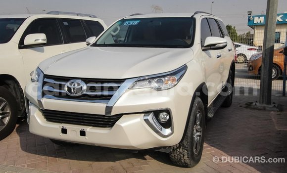 Nunua Imported Toyota Fortuner Nyeupe Gari ndani ya Import - Dubai nchini Arusha Nunua Imported Toyota Fortuner Nyeupe Gari ndani ya Import - Dubai nchini Arusha