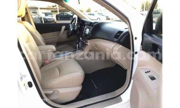Buy Import Toyota Highlander White Car in Import - Dubai in Arusha Buy Import Toyota Highlander White Car in Import - Dubai in Arusha