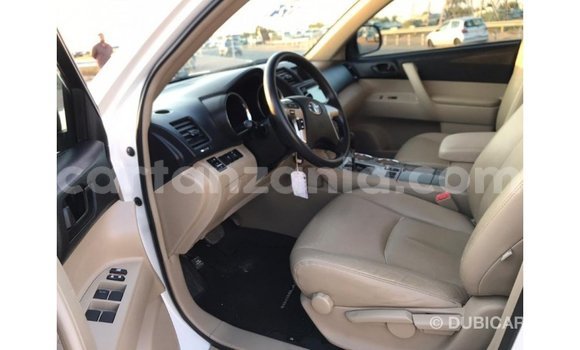 Buy Import Toyota Highlander White Car in Import - Dubai in Arusha Buy Import Toyota Highlander White Car in Import - Dubai in Arusha