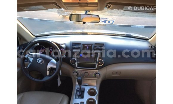 Buy Import Toyota Highlander White Car in Import - Dubai in Arusha Buy Import Toyota Highlander White Car in Import - Dubai in Arusha