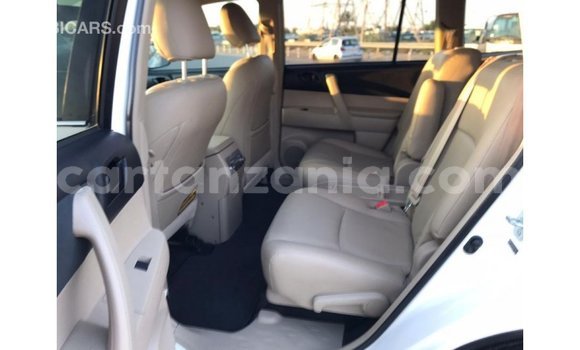 Buy Import Toyota Highlander White Car in Import - Dubai in Arusha Buy Import Toyota Highlander White Car in Import - Dubai in Arusha