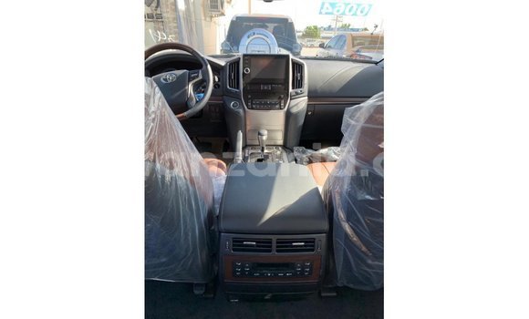 Buy Import Toyota Land Cruiser White Car in Import - Dubai in Arusha Buy Import Toyota Land Cruiser White Car in Import - Dubai in Arusha