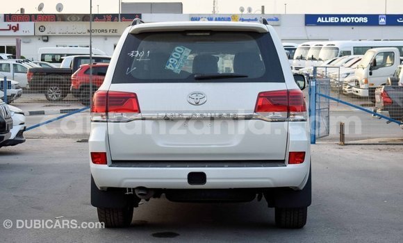 Nunua Imported Toyota Land Cruiser Nyeupe Gari ndani ya Import - Dubai nchini Arusha Nunua Imported Toyota Land Cruiser Nyeupe Gari ndani ya Import - Dubai nchini Arusha