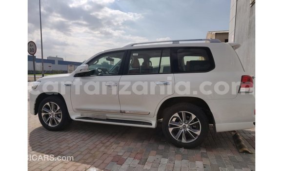 Nunua Imported Toyota Land Cruiser Nyeupe Gari ndani ya Import - Dubai nchini Arusha Nunua Imported Toyota Land Cruiser Nyeupe Gari ndani ya Import - Dubai nchini Arusha