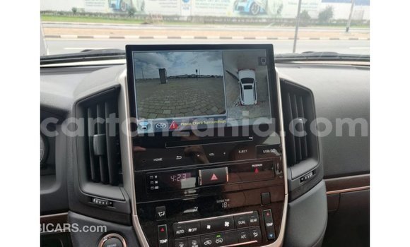 Nunua Imported Toyota Land Cruiser Nyeupe Gari ndani ya Import - Dubai nchini Arusha Nunua Imported Toyota Land Cruiser Nyeupe Gari ndani ya Import - Dubai nchini Arusha