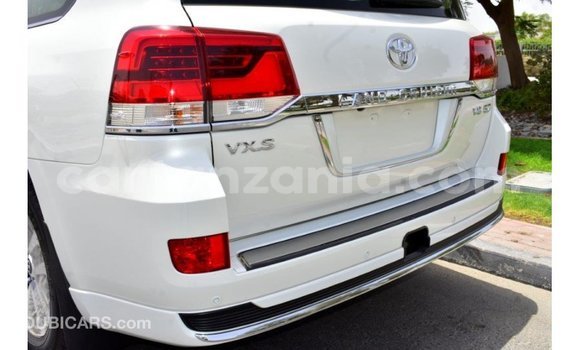 Nunua Imported Toyota Land Cruiser Nyeupe Gari ndani ya Import - Dubai nchini Arusha Nunua Imported Toyota Land Cruiser Nyeupe Gari ndani ya Import - Dubai nchini Arusha