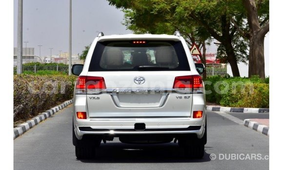 Nunua Imported Toyota Land Cruiser Nyeupe Gari ndani ya Import - Dubai nchini Arusha Nunua Imported Toyota Land Cruiser Nyeupe Gari ndani ya Import - Dubai nchini Arusha