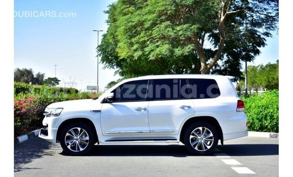 Nunua Imported Toyota Land Cruiser Nyeupe Gari ndani ya Import - Dubai nchini Arusha Nunua Imported Toyota Land Cruiser Nyeupe Gari ndani ya Import - Dubai nchini Arusha