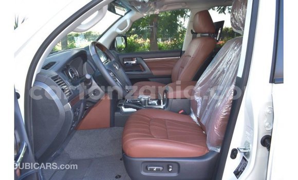 Nunua Imported Toyota Land Cruiser Nyeupe Gari ndani ya Import - Dubai nchini Arusha Nunua Imported Toyota Land Cruiser Nyeupe Gari ndani ya Import - Dubai nchini Arusha