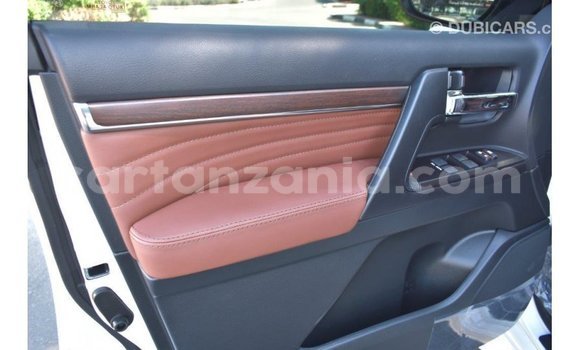 Nunua Imported Toyota Land Cruiser Nyeupe Gari ndani ya Import - Dubai nchini Arusha Nunua Imported Toyota Land Cruiser Nyeupe Gari ndani ya Import - Dubai nchini Arusha
