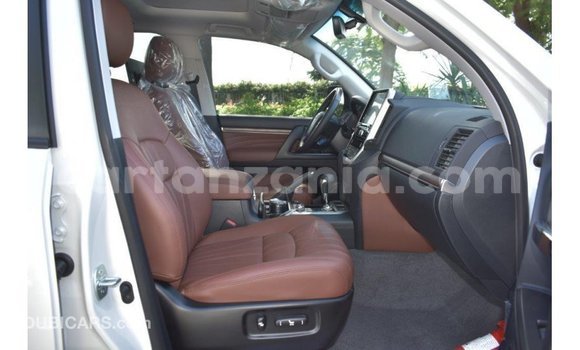 Nunua Imported Toyota Land Cruiser Nyeupe Gari ndani ya Import - Dubai nchini Arusha Nunua Imported Toyota Land Cruiser Nyeupe Gari ndani ya Import - Dubai nchini Arusha