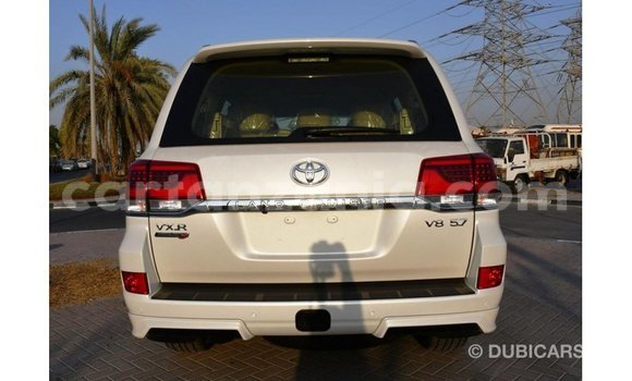 Nunua Imported Toyota Land Cruiser Nyeupe Gari ndani ya Import - Dubai nchini Arusha Nunua Imported Toyota Land Cruiser Nyeupe Gari ndani ya Import - Dubai nchini Arusha
