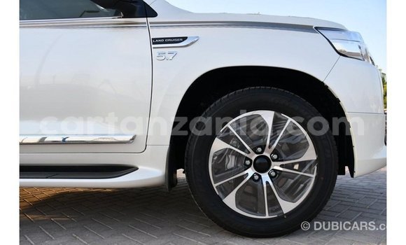 Nunua Imported Toyota Land Cruiser Nyeupe Gari ndani ya Import - Dubai nchini Arusha Nunua Imported Toyota Land Cruiser Nyeupe Gari ndani ya Import - Dubai nchini Arusha