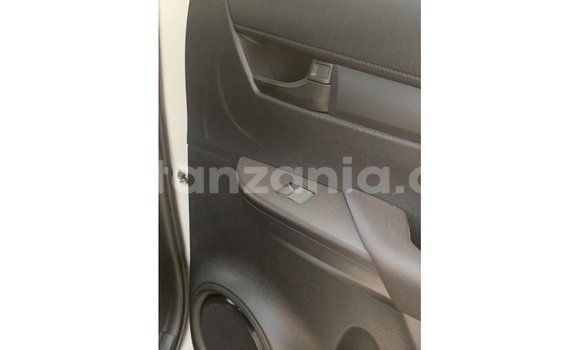 Nunua Imported Toyota Hilux Nyeupe Gari ndani ya Import - Dubai nchini Arusha Nunua Imported Toyota Hilux Nyeupe Gari ndani ya Import - Dubai nchini Arusha
