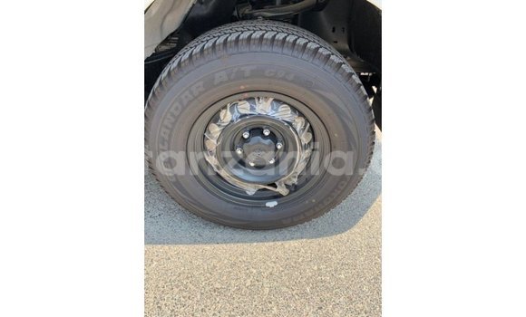 Nunua Imported Toyota Hilux Nyeupe Gari ndani ya Import - Dubai nchini Arusha Nunua Imported Toyota Hilux Nyeupe Gari ndani ya Import - Dubai nchini Arusha