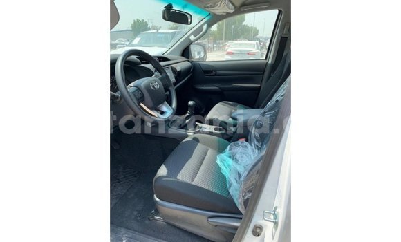 Nunua Imported Toyota Hilux Nyeupe Gari ndani ya Import - Dubai nchini Arusha Nunua Imported Toyota Hilux Nyeupe Gari ndani ya Import - Dubai nchini Arusha
