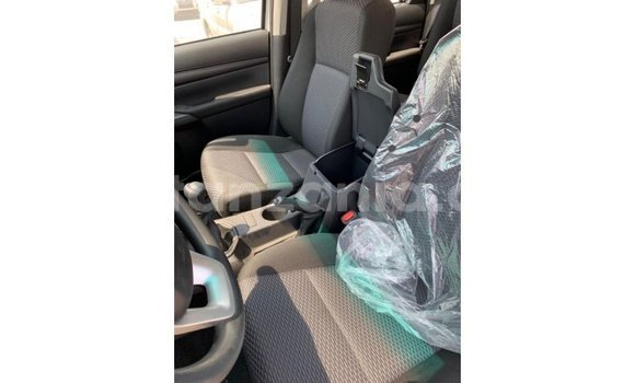 Nunua Imported Toyota Hilux Nyeupe Gari ndani ya Import - Dubai nchini Arusha Nunua Imported Toyota Hilux Nyeupe Gari ndani ya Import - Dubai nchini Arusha