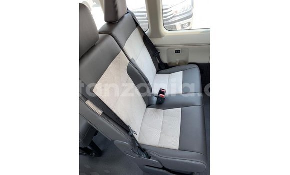 Nunua Imported Toyota Hiace Nyeupe Gari ndani ya Import - Dubai nchini Arusha Nunua Imported Toyota Hiace Nyeupe Gari ndani ya Import - Dubai nchini Arusha