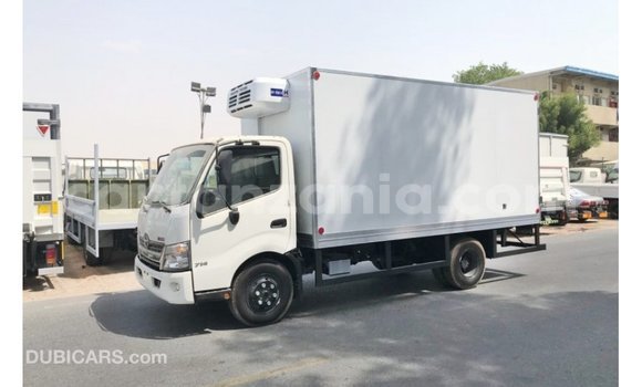 Nunua Imported Hino 300 Series Nyeupe Lori ndani ya Import - Dubai nchini Arusha Nunua Imported Hino 300 Series Nyeupe Lori ndani ya Import - Dubai nchini Arusha