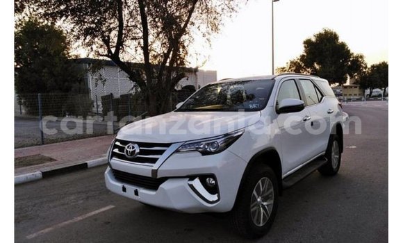 Nunua Imported Toyota Fortuner Nyeupe Gari ndani ya Import - Dubai nchini Arusha Nunua Imported Toyota Fortuner Nyeupe Gari ndani ya Import - Dubai nchini Arusha