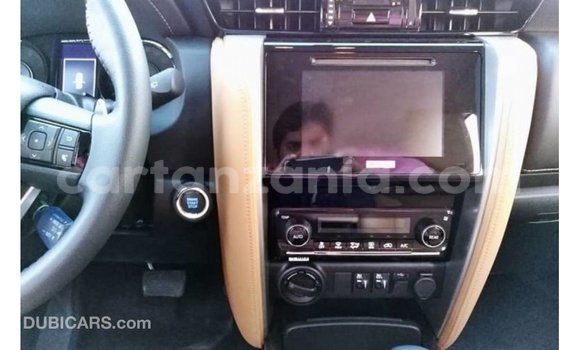 Nunua Imported Toyota Fortuner Nyeupe Gari ndani ya Import - Dubai nchini Arusha Nunua Imported Toyota Fortuner Nyeupe Gari ndani ya Import - Dubai nchini Arusha